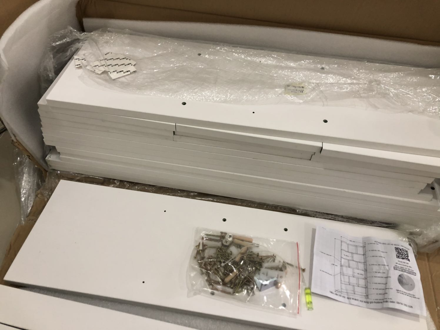 Sp giống mô tả. Đẹp và chắc chắn. Đầy đủ phụ kiện. Nhưng có vài lỗ khoan chưa chính xác. Một tấm dọc không có 2 nút kê chân, nên phải chêm bằng cái khác để không bị vênh