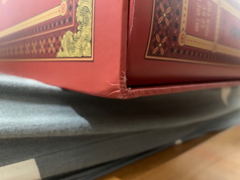 Boxset 2 cuốn to nặng và đẹp lắm. Sách bìa cứng, chất lượng giấy in tốt.
Mình mua đợt giảm 40%, giảm cũng không nhiều nhưng thích nên mua luôn.

Tiki gần đây đóng gói chất lượng hơn trước nhiều, thùng hàng lót 2 lớp carton, chèn mút khí xung quanh thùng, sách thì vừa cuốn màng căng rồi bọc chống sốc rồi lại cuốn thêm vài lớp màng căng nữa, trông rất chỉn chu. Hơi tiếc box mình bị móp ở góc(như hình) nhưng thấy Tiki đóng kĩ vậy nên có bị móp cũng không trách được vì boxset này khá nặng rủi ro cũng cao. 

Rất hài lòng với Tiki hiện tại: giá tốt, giao siêu nhanh, đóng gói tốt, shipper vui vẻ-nhiệt tình. Mong Tiki vẫn giữ chất lượng như này :D