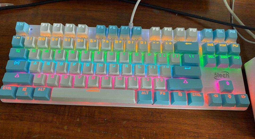 Đầy đủ hình ảnh cho ae tham khảo em này. Màu gì mà đẹp quá trời, đúng cơ xịn luôn, bấm nghe kêu thì đã cái tai, phím nhạy, led lủng quá đẹp, tàm giá này là quá ổn áp rồi, lad tối bật nhìn rõ các phím luôn, mà công nhận shop giao hàng gì nhanh dữ, hôm nay đặt hôm sau có luôn chứ nị, làm em hoang's mang tưởng lộn. nhắn tin hỏi shop thì reo nhanh, nhiệt tình, bảo hành hẳn 12 tháng lận luôn, còn được đi kèm mấy nút cho ae thay nữa, hộp ngoài thì cứng cáp ổn. quá ưng cho 5 sao