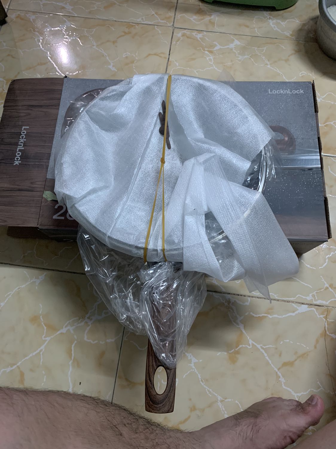 Giao hàng có vẻ mau, đúng dự kiến như trong lịch hiển thị. Chảo cầm thì chắc chắn, đầm tay lắm. Mới mở hộp thấy đúng như hình là ok. Chất lượng thì nấu một thời gian mới biết mà đánh giá. Tóm lại là đánh giá tốt cho khâu giao hàng và ngoại hình sản phẩm