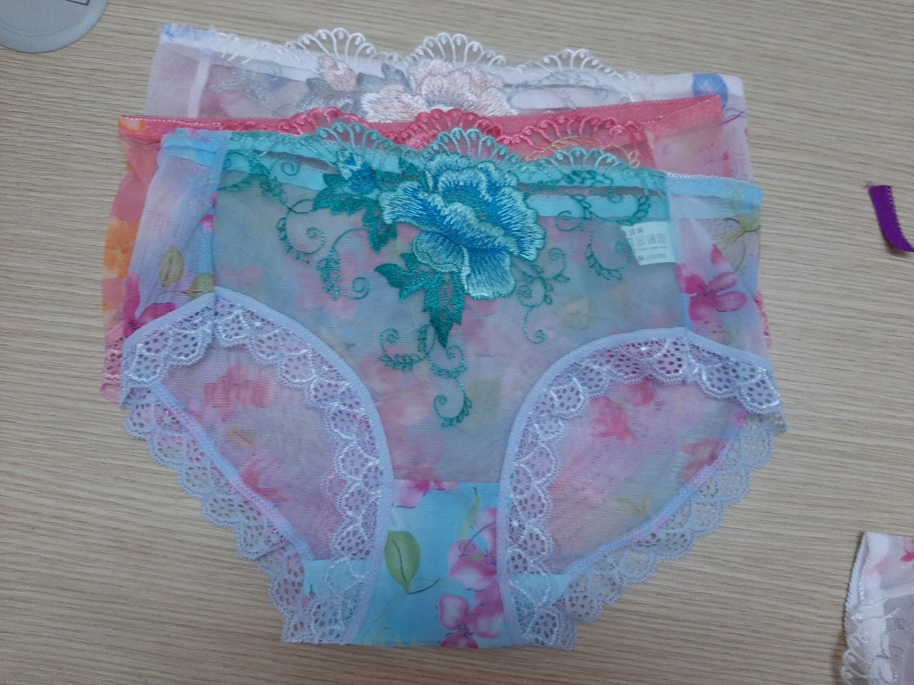 Quần mát, chất ren nên giặt cực kì nhanh khô, quần đẹp mình không dám giặt máy nhưng giặt xong phơi phát khô luôn, giao hàng nhanh, đặt hôm trước hôm sau nhận đc luôn, lần sau lại ủng hộ shop