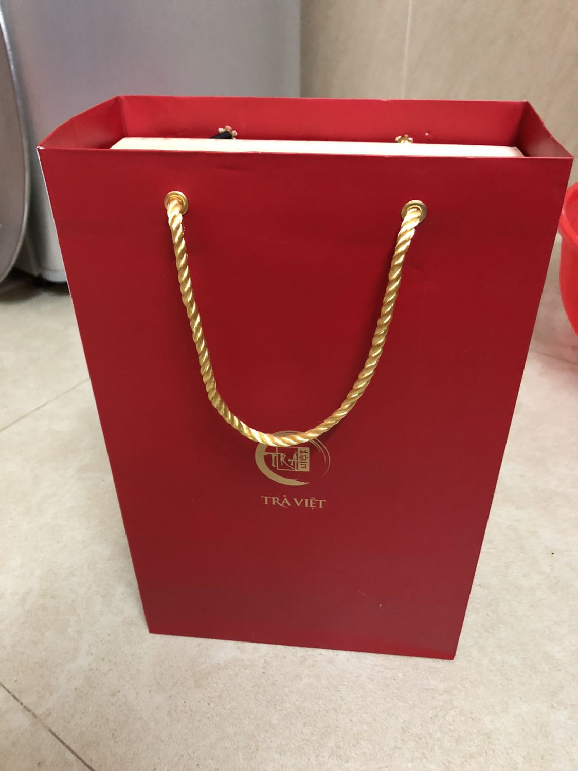 Sp như hình, shop cũng tinh ý khi cho thêm 1 túi giấy, phòng khi túi kia trong lúc bóc ra hay vận chuyển bị móp méo, rách, mang tặng nên cũng k rõ chất lượng có ok k, về phần nhìn thì hài lòng