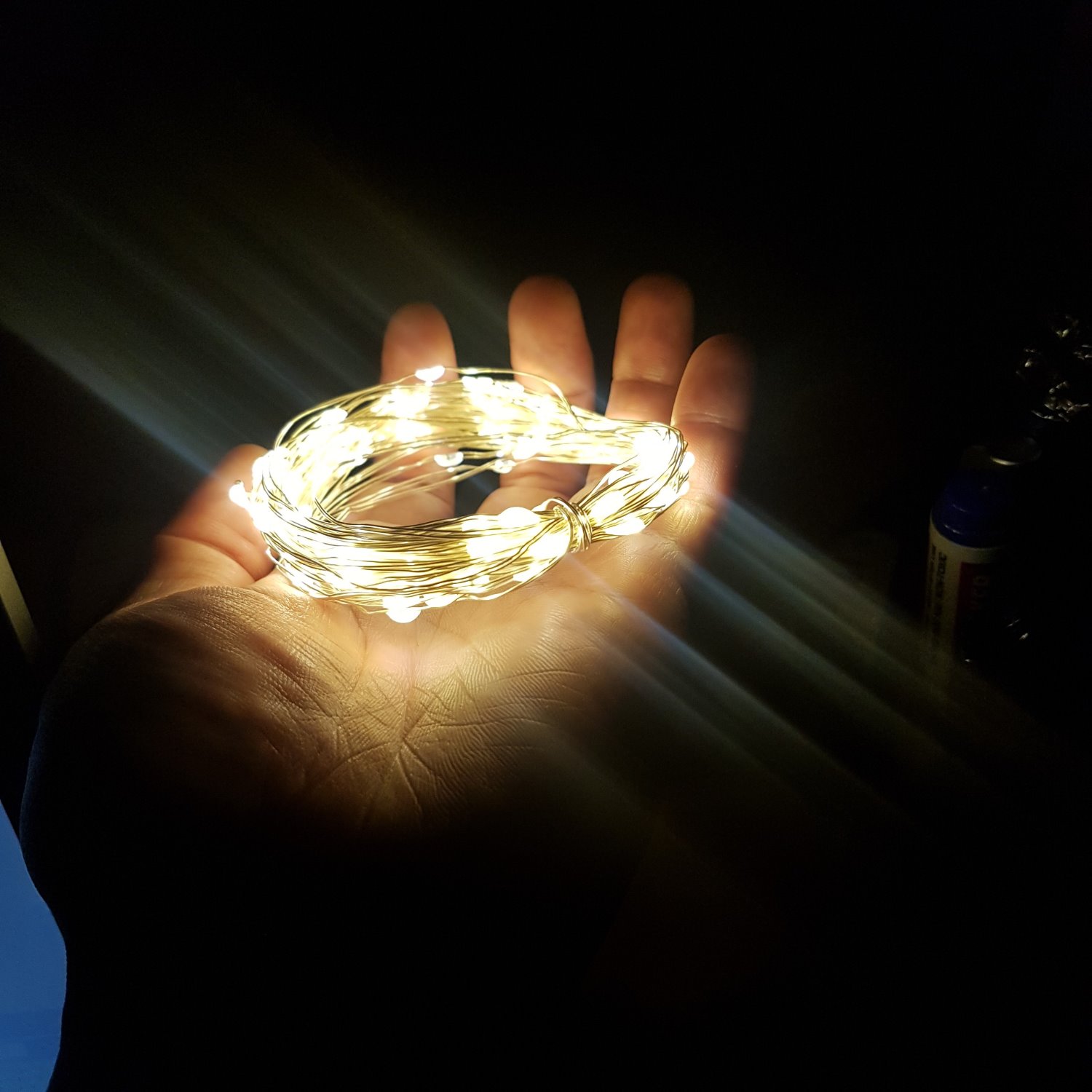 Cực kỳ hài lòng về sản phẩm. Đèn trang trí phòng rất đẹp. Hàng có thương hiệu có khác. Có cả hướng dẫn sử dụng tiếng việt đi kèm. Thích nhất cái điều khiển có thể tăng giảm được độ sáng và chọn các chế độ nháy rất tiện. Nhìn  ngoại quan có vẻ chắc chắn và chất lượng. Cám ơn shop và TIKI.