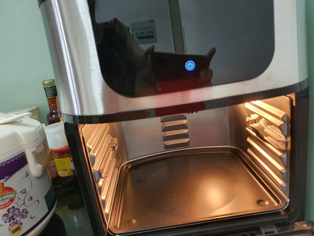 Giao hàng vào đúng lúc mưa gió, thùng hàng bị ướt nhẹ vài chỗ, tuy nhiên Tiki đóng hàng chắc chắn nên bên trong không bị sao. Hàng mới, đủ phụ tùng và phiếu bảo hành. Nhìn chung là rất hài lòng.