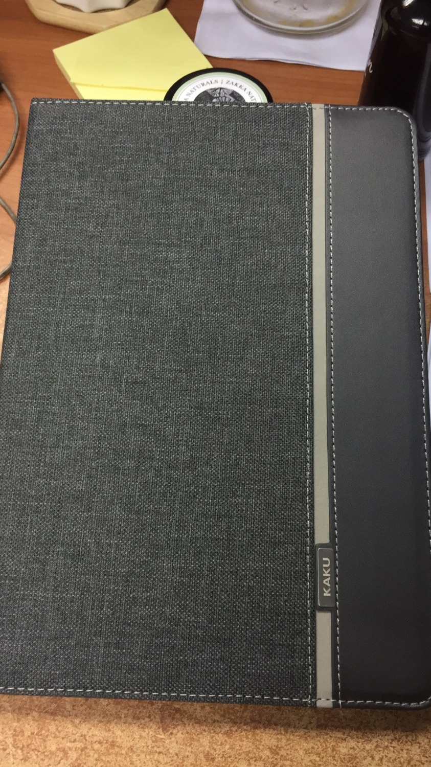 Bao da dày dặn, chắc chắn, mình mua màu xám thấy khá đẹp. Giá lúc khuyến mãi là 190k. Chỉ hơi chưa hài lòng là phía bên trong k có gờ để giữ máy lúc dựng máy lên.