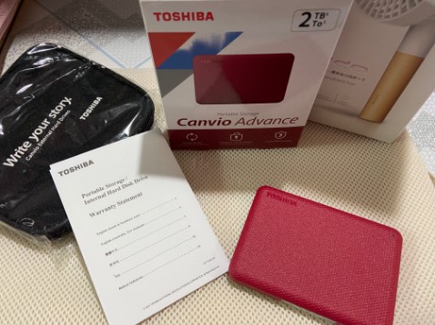 Cảm thấy an tâm hơn khi sử dụng hàng hoá sản xuất theo công nghệ Nhật Bản. Mức giá có thể chấp nhận được, chỉ cao hơn so với sản phẩm cùng tính năng do Đài Loan sản xuất một chút. Và lần này mình chọn Toshiba thay vì WD, Apacer hay Adatar.
Cảm ơn Shop đã gửi hàng có dán tem chất lượng cùng bảo hành và kèm theo quà tặng xinh xắn.
Sản phẩm nhỏ, gọn, màu đẹp và cầm rất chắc tay. Tốc độ sao chép dữ liệu nhanh, ổ cứng chạy mượt không phát ra âm thanh ồn ào.
Bên trên là nhận xét của cá nhân sau khi dùng thử sản phẩm. Cảm thấy an tâm hơn khi sử dụng hàng hoá sản xuất theo công nghệ Nhật Bản. Mức giá có thể chấp nhận được, chỉ cao hơn so với sản phẩm cùng tính năng do Đài Loan sản xuất một chút. Và lần này mình chọn Toshiba thay vì WD, Apacer hay Adatar.
Cảm ơn Shop đã gửi hàng có dán tem chất lượng cùng bảo hành và kèm theo quà tặng xinh xắn.
Sản phẩm nhỏ, gọn, màu đẹp và cầm rất chắc tay. Tốc độ sao chép dữ liệu nhanh, ổ cứng chạy mượt không phát ra âm thanh ồn ào.
Bên trên là nhận xét của cá nhân sau khi dùng thử sản phẩm.