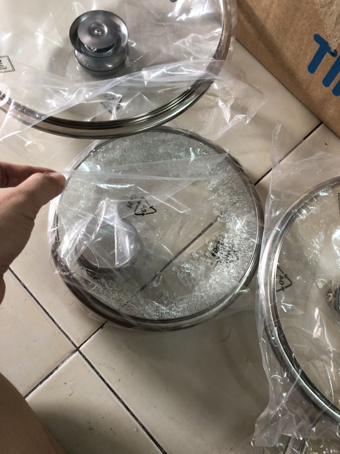 Khi mở hàng ra bị vỡ 1 nắp. Tiki vui lòng hỗ trợ để đổi lại hàng trong thời gian sớm nhất. 
Hàng dễ vơx nhưng lần này tiki đóng gói không cẩn thận như những lần trước. Kiểm tra lại khâu đóng gói để không có khách nào gặp phải trường hợp như mình