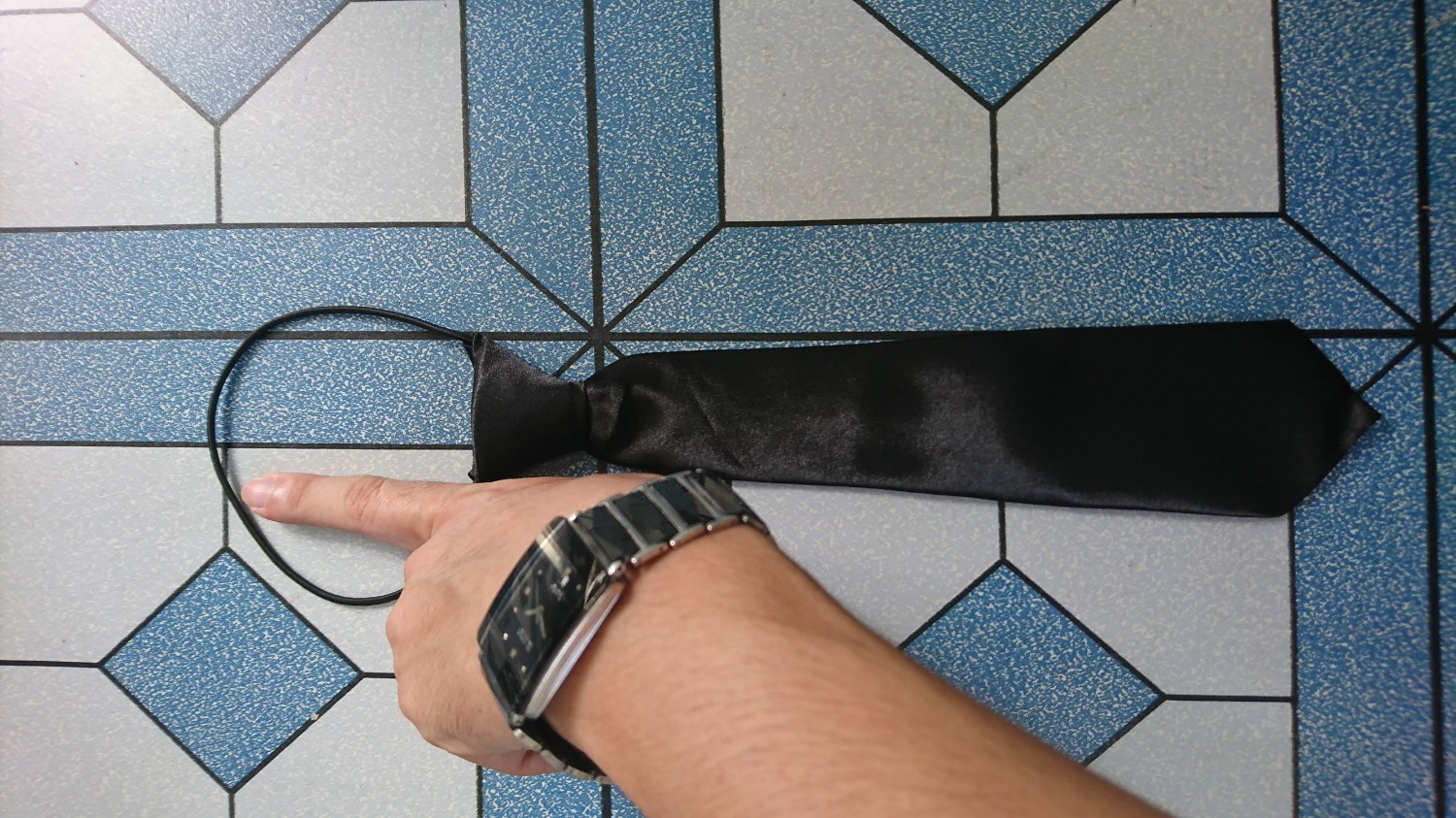 Sản phẩm này lúc đầu mình cứ nghĩ dây đeo là khóa kéo
Phéc-mơ-tuya, nhưng khi nhận thì ko phải, đây là loại dây thun  rất là nhỏ, khi đeo chồng qua đầu thì gần như không được vì độ giãn gần như không đủ để chồng qua, đeo vào thì siết khá chặt cổ, cảm giác rất khó chịu
Tiki cần hỗ trợ khung chat với chủ shop để khách hàng liên hệ chủ shop để tham khảo sản phẩm trước khi mua. Hoặc chủ shop nên để rõ thông tin về dây đeo để khách hàng hiểu rõ trước khi mua.