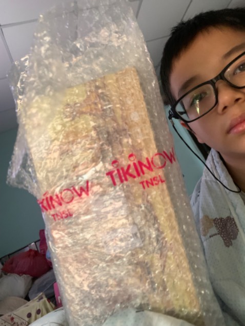 Bàn cờ đẹp nha, những con cờ cũng rất đẹp. Bé mình rất thích, giao hàng siêu nhanh đặt hôm trước hôm sau có hàng rồi. Đóng hàng rất kỹ. Nói chung đẹp, hài lòng. Có điểm trừ là ngay khớp nối giữa 2 bàn cờ ko đc chắc chắn cho lắm, mở ra mở vô nhiều sợ nó sứt gãy. Cảm ơn shop, cảm ơn a shiper nhiều nhé!