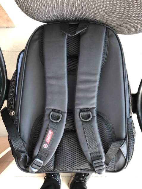 Giao hàng ở Sài Gòn nhanh đỉnh luôn, mới đặt chiều hôm trước sáng hôm sau có. Ba lô ổn áp, ko có chỉ thừa, đường may đẹp, chắc chắn.