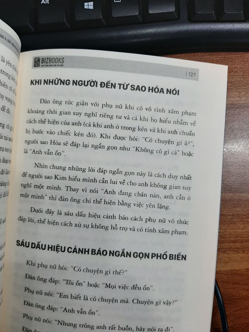 Cuốn sách đàn ông sao hỏa, đàn bà sao kim mình nghe giới thiệu khá nhiều. Về phần nội dung mình chưa đọc hết nên chưa khái quát được nhưng về hình thức thì ai đang trong mối quan hệ rối ren thì có thể thử xem như nào))