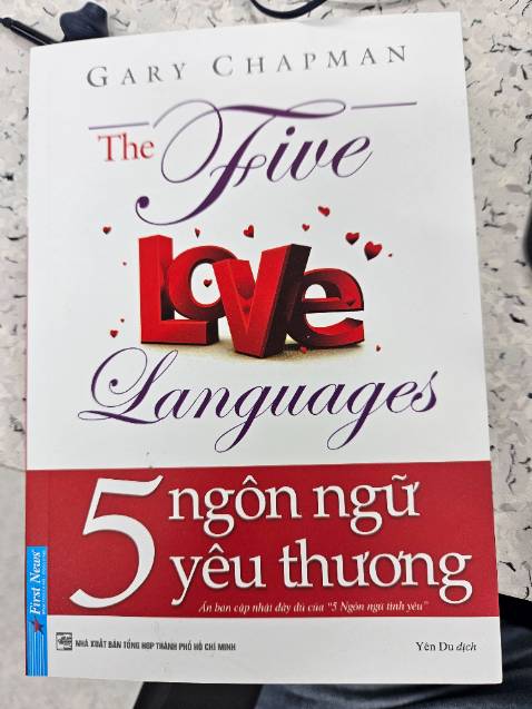 Tiki giao hàng nhanh chóng. Mình tìm mua sản phẩm này vì mong muốn hiểu hơn về các ngôn ngữ tình yêu để biết cách biểu hiện tình cảm với người yêu nhiều hơn.
Review nội dung: sách này, tác giả muốn hướng đến đối tượng là các cặp vợ chồng. Các câu chuyện trong sách thực sự hay và ý nghĩa, mang đến rất nhiều cảm giác hạnh phúc ở mỗi câu chuyện. Nếu bạn đang ở giai đoạn tán tỉnh, cần tùy biến gợi ý trong sách cho phù hợp với thực tế của các cặp đôi yêu nhau.