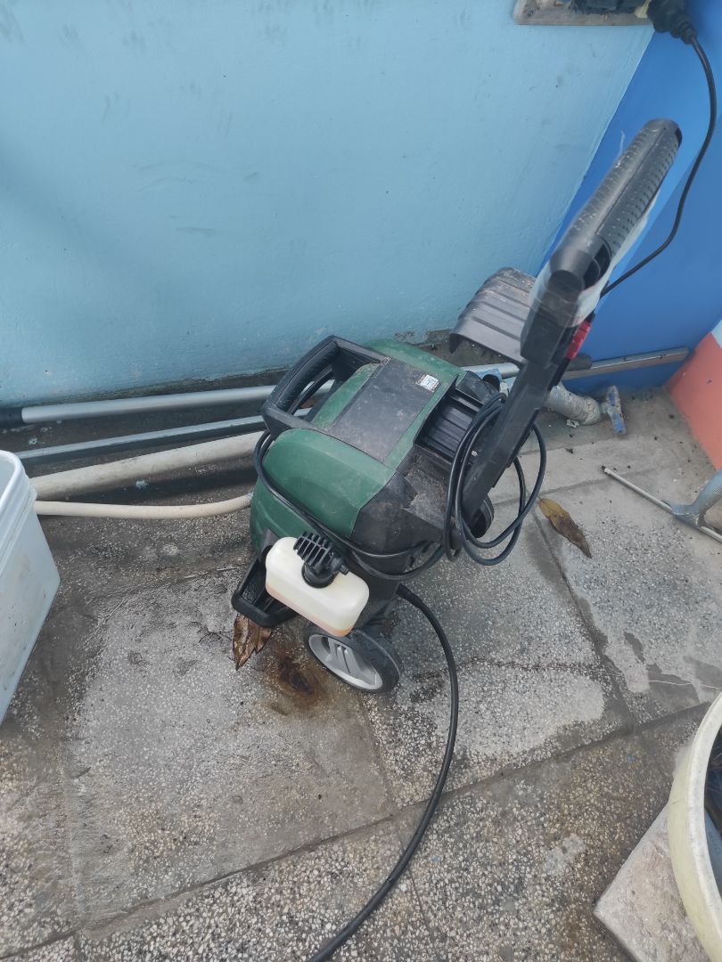 Sau 1 năm quên đánh giá thì máy vẫn chạy tốt, chỉ là nhựa vài chỗ cảm thấy ko còn như ban đầu. Cây súng xuống cấp hơi nhanh, phun một lát là trật khớp, phun tiếp vẫn được nhưng lúc tháo ra khá mất công