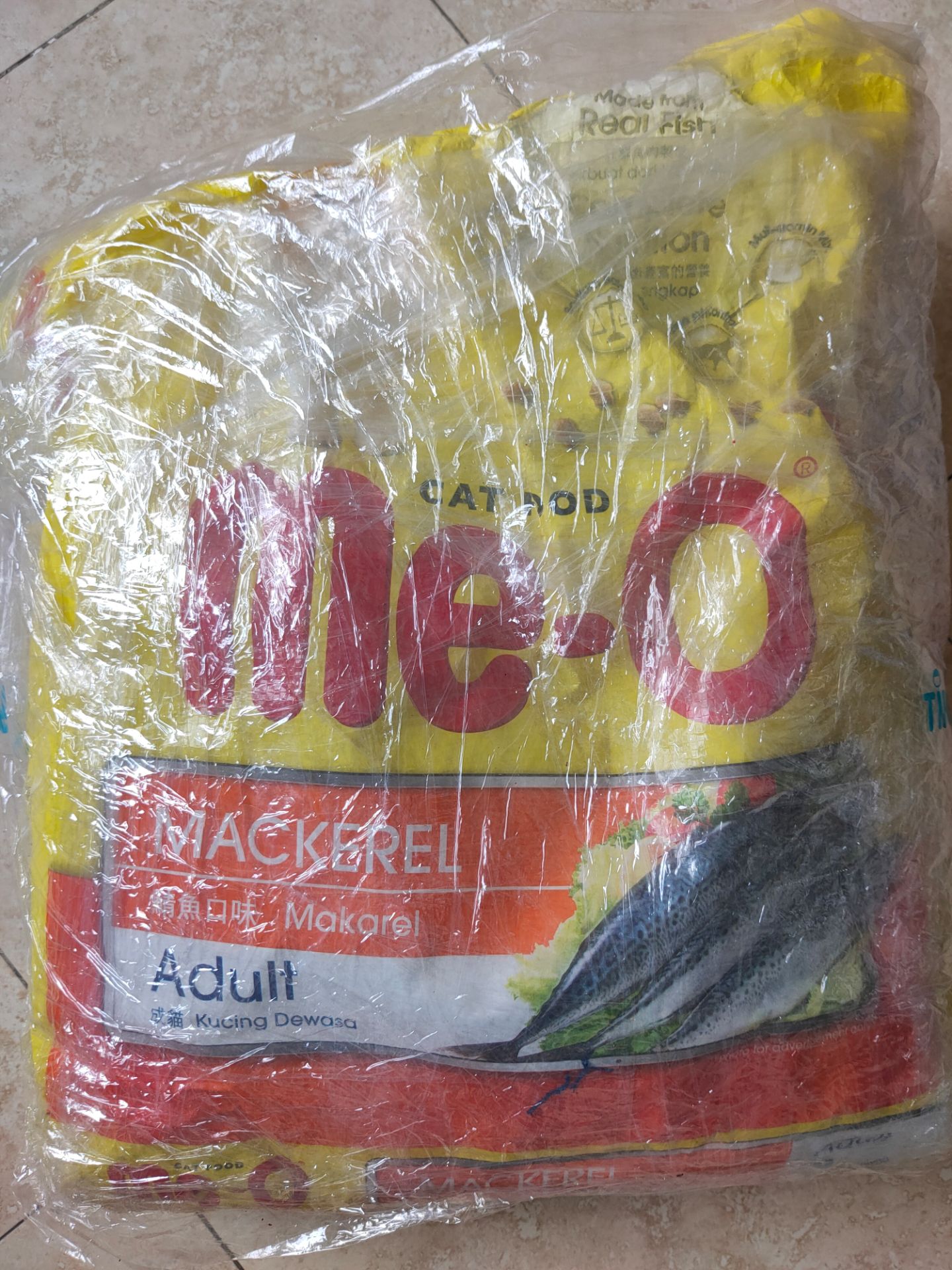 Thức ăn Me-O có mùi rõ ràng, dậy mùi hơn các loại hạt trước đây tôi từng mua cho mấy nhỏ nhà mình. Tôi đã dùng Me-O nhiều năm (trên 7 năm rồi) đến giờ mấy nhỏ nhà tôi vẫn thích. Tôi chọn đủ các mùi của Me-O để thay đổi; khi trộn lẫn các loại hạt với nhau, các nhỏ thích hơn.
Các lần mua trên Tiki (của nhiều nhà cung cấp) chất lượng sản phẩm đều tốt, hạt khô ráo, mới, đậm mùi, giòn, lại thêm giá tốt nên từ khi biết sản phẩm có bán trên Tiki tôi đã chuyển sang mua ở đây.
Dịch vụ Tiki tôi vẫn đánh giá cao, bao gói kín kẽ, giao hàng nhanh, vui vẻ nữa ?.