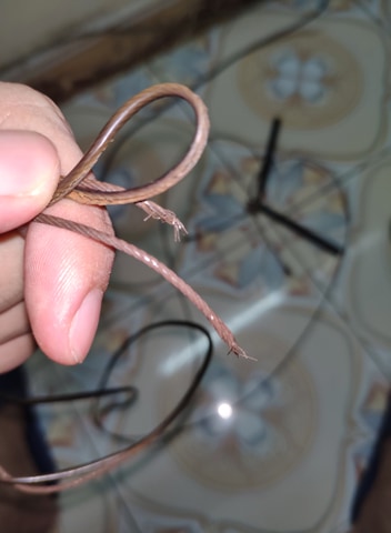 Sau 4 tháng xài tới khi dây đứt thì mình cũng có một số nhận xét như sau:
- Tay cầm lúc mới mua về thấy nhỏ (nhưng lại nặng)  hơn tưởng tượng cơ mà xài thời gian thì cũng quen tay,
- Dây nhẹ và mỏng, quay khá đã tay nhưng va vào chân thì rất chi là đau :v 
- T đã thử lót thêm miếng cao su vào nhưng miếng cao su lại quá nặng so với dây, cảm giác khi quay dây nó đi không đúng ý lắm nên không dùng => sau thời gian thì phần viền nhựa bị đứt
=> sau đó t đã cắt ngắn đoạn cao su đi, lồng vào để dùng nhưng kết cục thì sau 2 tuần, lõi thép cũng đứt luôn (khá buồn). 
- Bài học rút ra là bác nào tay to lồng cả đoạn cao su vào mà vẫn nhảy được thì nên để, ko thì cắt ngắn đi cũng được, chứ như t xài được có 4 tháng đã đứt dây luôn rồi. 
(Tính cho 4 sao cơ mà đứt dây lẹ quá nên thôi để 3). Sau 4 tháng xài tới khi dây đứt thì mình cũng có một số nhận xét như sau:
- Tay cầm lúc mới mua về thấy nhỏ (nhưng lại nặng)  hơn tưởng tượng cơ mà xài thời gian thì cũng quen tay,
- Dây nhẹ và mỏng, quay khá đã tay nhưng va vào chân thì rất chi là đau :v 
- T đã thử lót thêm miếng cao su vào nhưng miếng cao su lại quá nặng so với dây, cảm giác khi quay dây nó đi không đúng ý lắm nên không dùng => sau thời gian thì phần viền nhựa bị đứt
=> sau đó t đã cắt ngắn đoạn cao su đi, lồng vào để dùng nhưng kết cục thì sau 2 tuần, lõi thép cũng đứt luôn (khá buồn). 
- Bài học rút ra là bác nào tay to lồng cả đoạn cao su vào mà vẫn nhảy được thì nên để, ko thì cắt ngắn đi cũng được, chứ như t xài được có 4 tháng đã đứt dây luôn rồi. 
(Tính cho 4 sao cơ mà đứt dây lẹ quá nên thôi để 3).