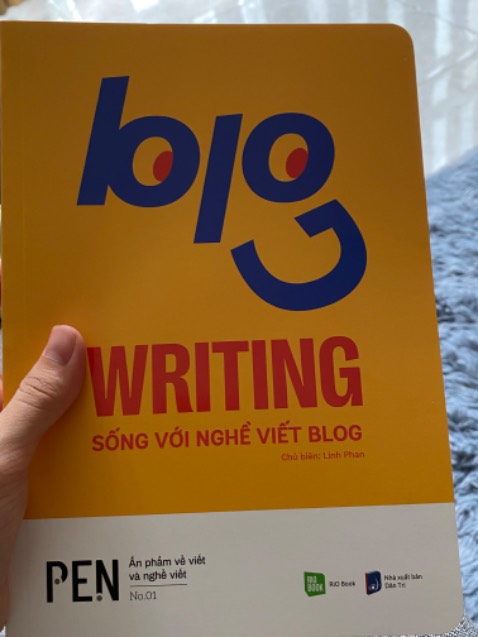 Giao nhanh, đặt 12g trưa tới sáng hôm sau nhận rui. Sách hay, chi tiết, phù hợp với những bạn muốn bắt đầu viết blog. Trang ib cũng đẹp và sáng tạo lúm. Nếu thích các bạn có thể ghé qua blog của mình: honvanchuong.blogspot.com ^^