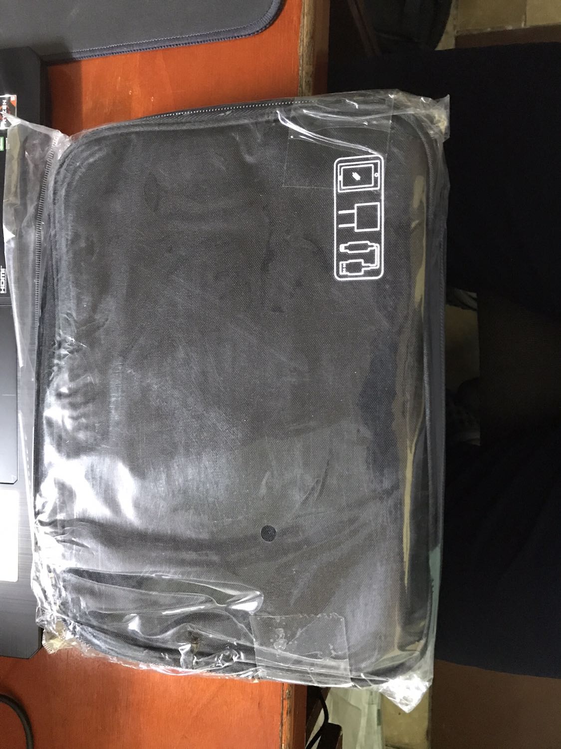 Hàng được đóng gói chắc chắn. Túi phụ kiện dày dặn, đường may tỉ mỉ, k có lỗi gì. Đựng đồ tuỳ theo sở thích cá nhân. Khá tiện.