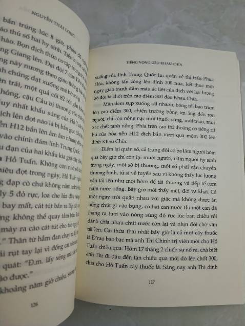 Chụp tạm 3 bức ảnh để đây. Nội dung sách thì mình chưa đọc, chất lượng giấy và in ấn tốt, bìa sách ấn tượng, ban đầu cầm sách lên mình cứ tưởng là sách bị dính máu, xem kĩ lại thì mới biết là do thiết kế bìa như vậy. Tiki giao hàng nhanh, sách còn nguyên vẹn.