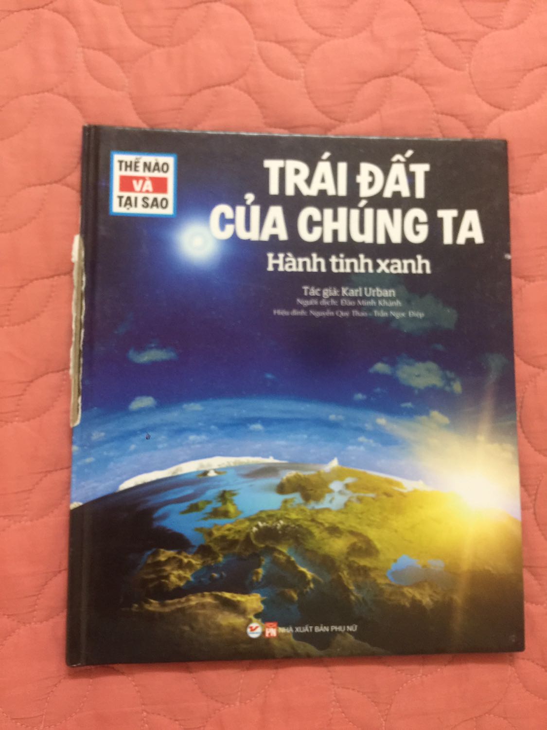 Vừa mở hộp ra xem cái đầu tiên đập vào mắt là sách bị rách gáy, mua hàng của Tiki từ tháng 9 năm nay đến h đã rất nhiều đơn hàng rồi nhưng chưa bao h bị tình trạng này sảy ra. Nếu có thể, yêu cầu Tiki đổi lại sách cho mình