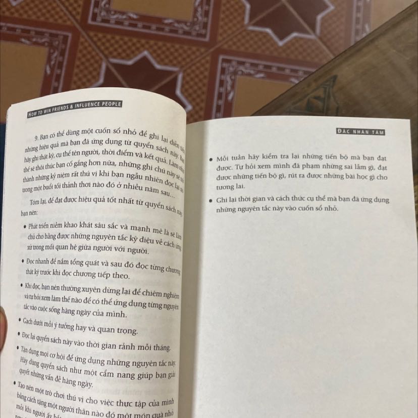 Mặc dù mới đọc được một ít nhưng mk thật sự thấy cuốn sách này đáng để mua. Qua những câu chuyện mà mk thấy đc cách ứng xử khôn khéo thì sẽ giải quyết được rất nhiều vấn đề mà tưởng chừng k thể giải quyết đc. Bề ngoài của cuốn sách thì khỏi phải chê rồi rất đẹp. Khuyên mn nên đọc thử nha
