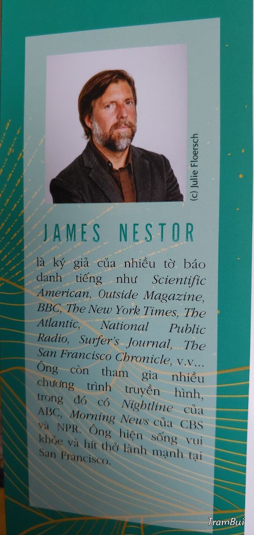 Cùng 2 cuốn sách về Hơi thở  m chọn quyển này vì dấu vàng New York Times Betseller . Cuốn sách khá công phu, tỉ mỉ, chi tiết với sự tự trãi nghiệm và hơn 100 trang chú thích, nhiều dữ liệu , kiến thức mới nhưng khá khô khan. Và tùy người đọc lọc được đôi điều quý giá cho bản thân cũng đã là gặt hái... Tuy rằng m mong chờ 1 điều gì to lớn, khai phá hơn nhưng chỉ 1 câu thôi cũng đủ "Nhưng chúng ta đừng quên,tự nhiên rất đơn giản nhưng tinh tế"...
Bạn sẽ trân trọng bản thân, từng hơi thở của chính mình.
...Và sự quá tàn nhẫn của vài nhà khoa học trong thí nghiệm thực nghiệm!