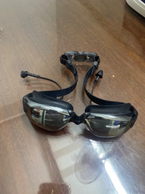 Kính chất lượng tốt, không vô nước và không bị mờ bởi hơi nước, nên mua và ủng hộ shop bán hàng chất lượng tốt.