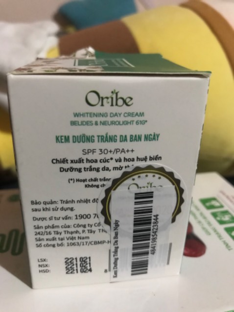 Vỏ hộp kem rất đẹp. Thích nhất chỗ bấm để lấy kem
Mình bôi thử một tí mà nhìn da sáng mịn như trang điểm vậy. Sịn xò quá 
Chắc sẽ nghiện em này mất thôi