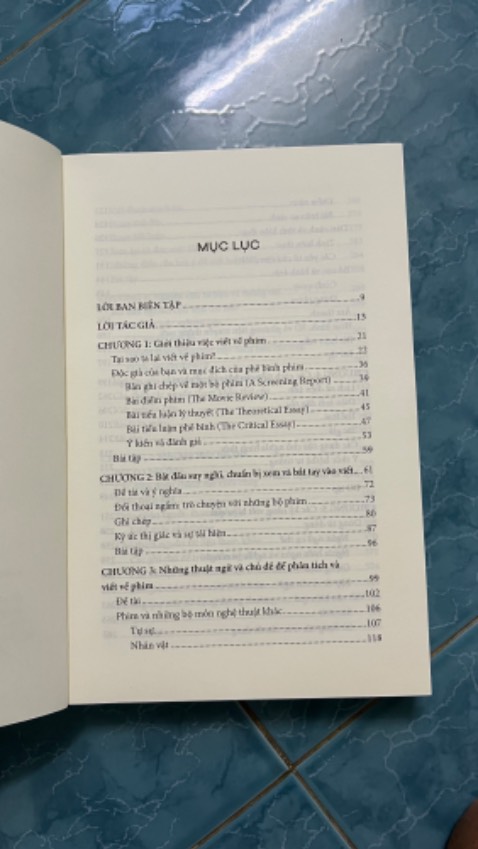 Một cuốn sách hướng dẫn chi tiết các bước viết về phim, bao gồm phân loại dạng bài, cách research thông tin viết bài đến cách sử dụng từ ngữ - giọng điệu ra sao khi viết về phim