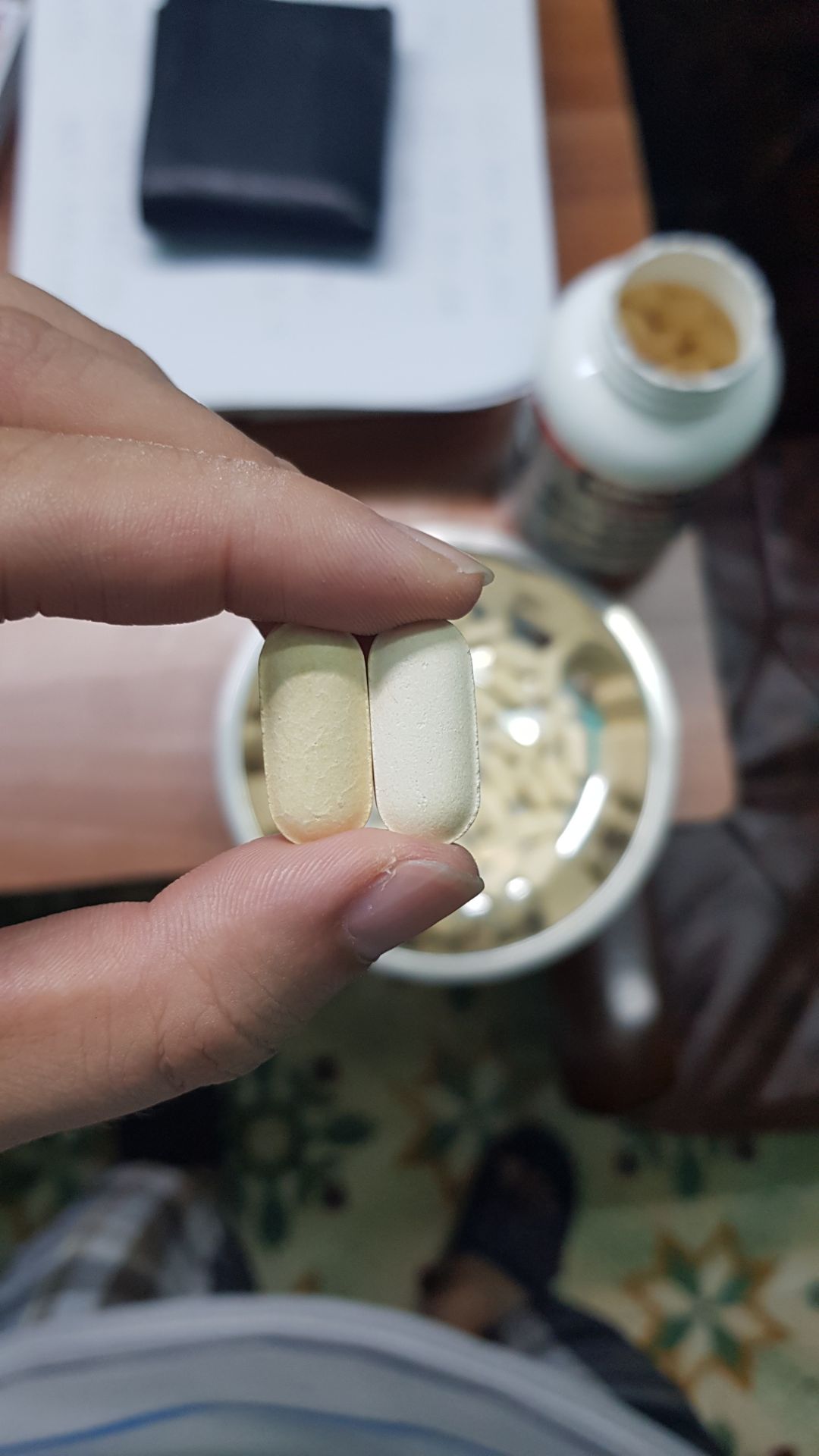 khi mở hộp ra tôi thấy bên trong hộp có lẫn 2 LOẠI: VIÊN MÀU TRẮNG & VIÊN MÀU VÀNG. Tôi có hỏi bạn bè ở Mỹ, họ có nói: Hãng Costo (nhà sản xuất thương hiệu Kirkland) có sản xuất Glucosamine với 2 loại là màu trắng và màu vàng, mỗi loại sẽ có thiết kế sản phẩm khác nhau một chút. Nhưng KHÔNG BAO GIỜ có chuyện 1 lọ lại lẫn 2 màu trắng và vàng cả. Bởi 2 loại đó ở 2 dây chuyền sản xuất khác nhau. Hơn nữa, trước khi dùng loại này, người nhà tôi đã dùng Glucosamine HCL cũng của hãng này và 1 lọ chỉ có 1 màu thuốc.  Nên tôi chắc chắn 100% đây là hàng giả.