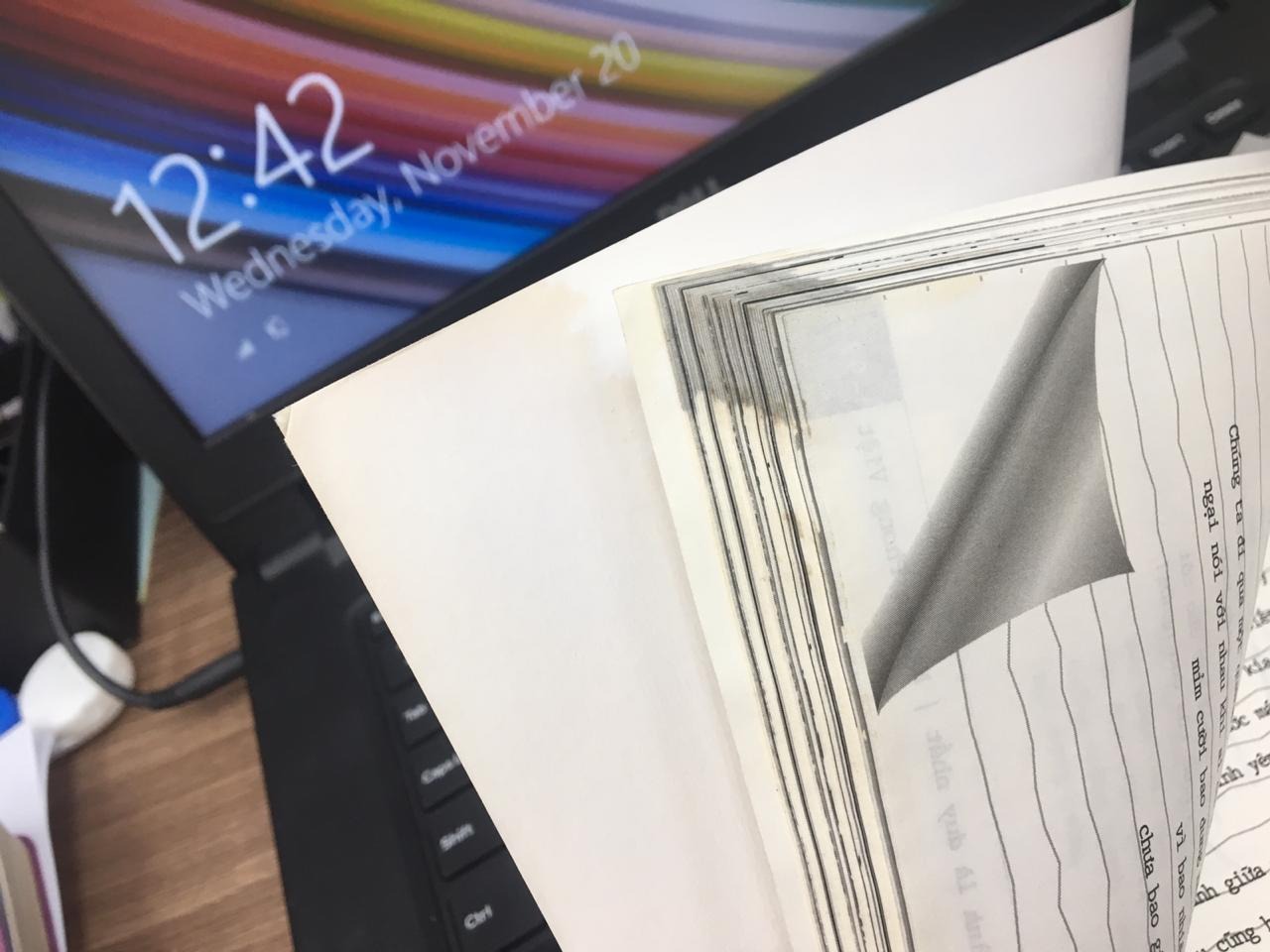 Sách ko có bao bì, bị ố vàng do đã từng thấm nước, cong vênh trầy xước. Đựng trong 1 thùng giấy lớn mà ko có chèn chặn gì. Lần thứ 2 order hàng trên Tiki mà nhận được sản phẩm đóng gói tệ. Thất vọng!!!