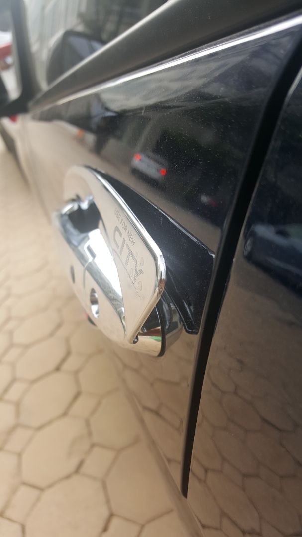 Băng dính nhỏ không đủ chắc, cong vênh cả trên và dưới không lắp được. Tôi mong muốn trả lại hàng