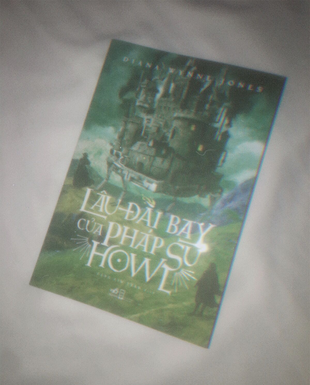 Bộ này ai đã xem phim rồi thì chắc chắn cũng biết là nó siêu hay nên mình cũng không đánh giá về nội dung nữa, nhưng có một điểm mình thích nhất ở quyển sách này là vào mỗi chương thì điều sẽ có mình minh hoạ kèm theo siêu thích luôn á ~ 
Ngoài ra lúc mình vừa nhận được và mở ra thì khi sờ lên cái bìa sách cảm thấy siêu đã tay luôn, không biết diễn tả cho mọi người như nào nữa nhưng bìa của cuốn sách này chẳng biết làm bằng chất liệu gì mà sờ vào mịn mịn thích ghê luôn á, mọi người ai có mua các tập tiếp theo là cuốn Lâu Đài Trên Mây và Ngôi Nhà Nghìn Hành Lang thì có thể đem ra sờ cái bìa so sánh thử nha.