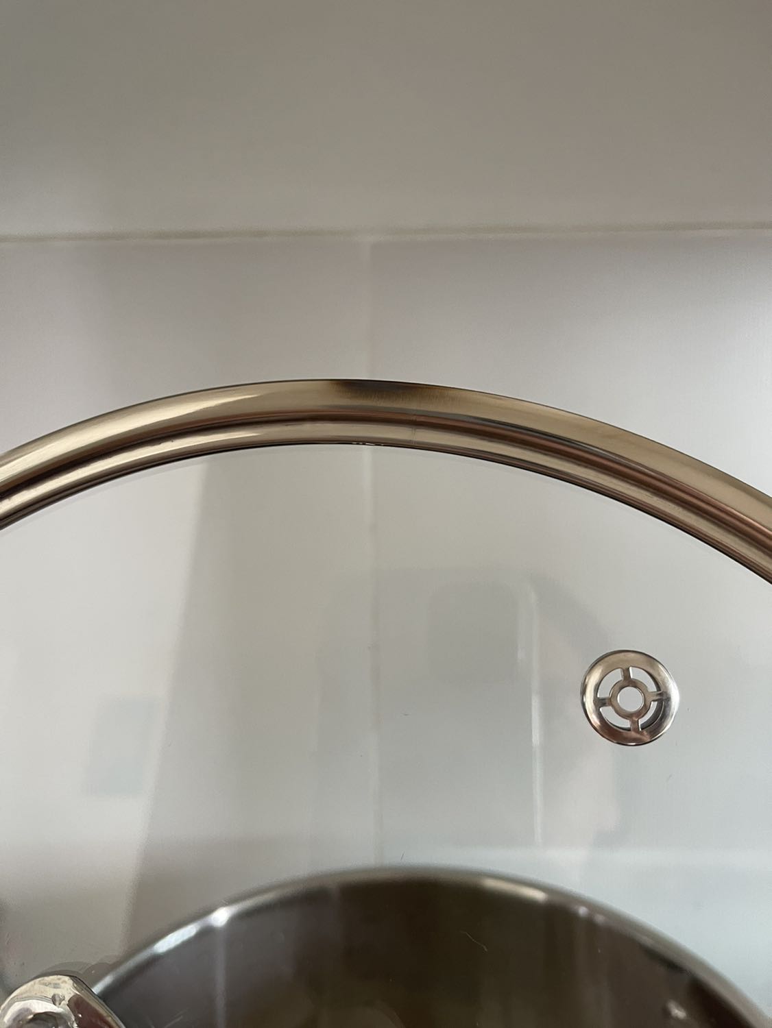 Nồi đẹp và cứng cáp nhưng mình ko hài lòng cách giải quyết từ phía cskh của tiki. Mình vừa khui ra dùng lần đầu tiên thì thấy 1 vết ố trên nắp nồi. Đã liên hệ tiki nhưng phía tiki đã từ chối hỗ trợ vì quá 48 hour kể từ thời gian giao hàng mặc dù mình đã giải thích là dùng lần đầu.