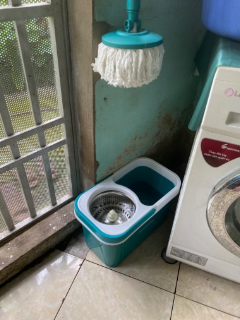 Thùng và cây mới đầu thấy khá ổn, sau 1 vài lần nhấn thì cây chỗ gắn với nùi lau hơi khó để vắt nếu không đúng tư thế. Tuy nhiên cũng ổn