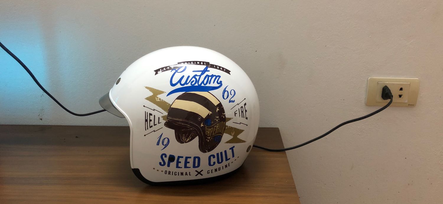 Mũ bảo hiểm 3/4 kính âm của Royal mình rất thích vì thiết kế chắc chắn, cá tính và kính âm rất gọn. Đặc biệt tiện lợi đi trời mưa không lo nước mưa tạt vào mặt và mùa đông chắn gió rét cũng rất ok.