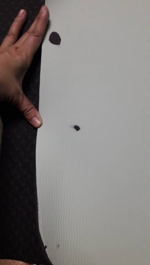 Biết là giao màu ngẫu nhiên, có nhiều màu đẹp, nhưng không nghĩ mình sẽ nhận được màu này, không thích màu đen chút nào. với lại mặt trước bị lủng 1 lõ, mặt sau bị dính mực. Háo hức đặt hàng, nôn nóng chờ nhận hàng. khi nhận hàng rồi thì không buồn để tập luôn.