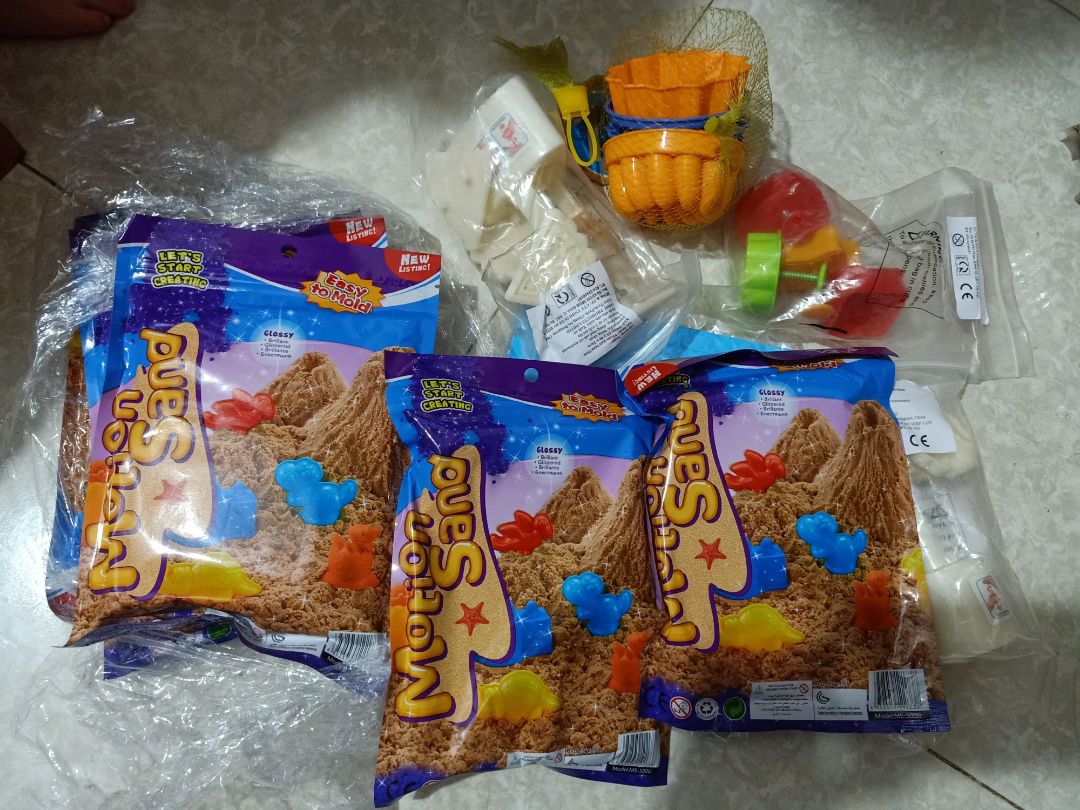 Cát tơi xốp, không dính tay. Bé nhà mình chơi rất thích, nguyên cả tối không muốn đi ngủ, hihi