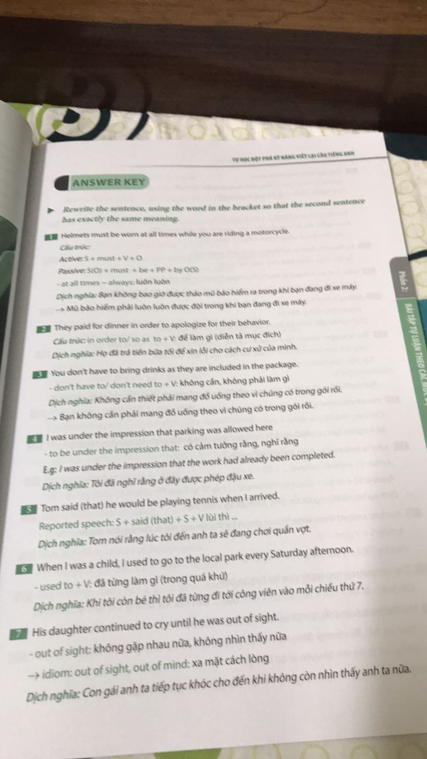 Sách có vẻ dành cho mấy bạn Intermediate trở lên. Mình thấy rất hữu ích, vì giúp cải thiện khả năng tư duy câu rất tốt. Nhược điểm là cấu trúc câu tổng hợp theo kiểu liệt kê, nên bạn nào có nền rồi nhìn vào sẽ ôn được, còn chưa biết gì nhìn vào sẽ ngộp. Sách có đáp án hen.