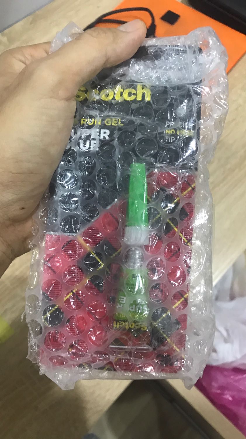 Dùng rất ổn nha mng, dán ko hắc như 502 nhưng dính rất chắc.