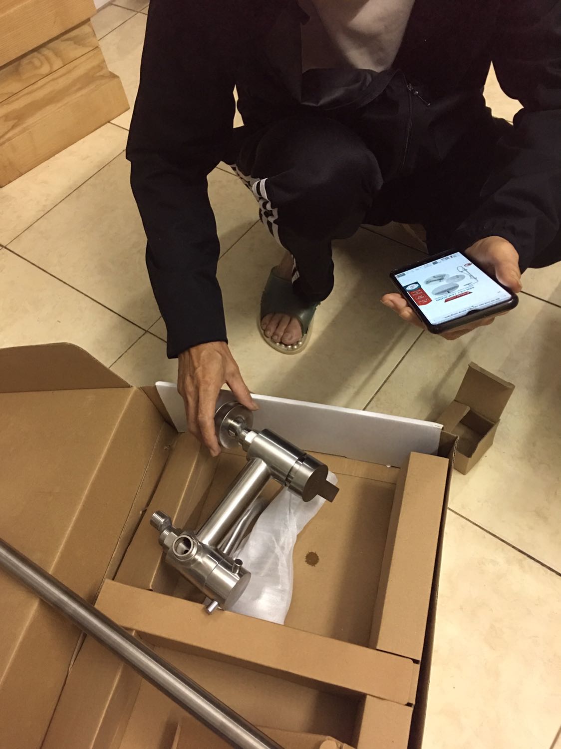 Sản phẩm giao nhanh hơn dự kiến
Sản phẩm rất đẹp ưng ý.
Nên có thêm hình ảnh và cách lắp 
Sẽ mua thêm 1 bộ nữa cho tầng khác