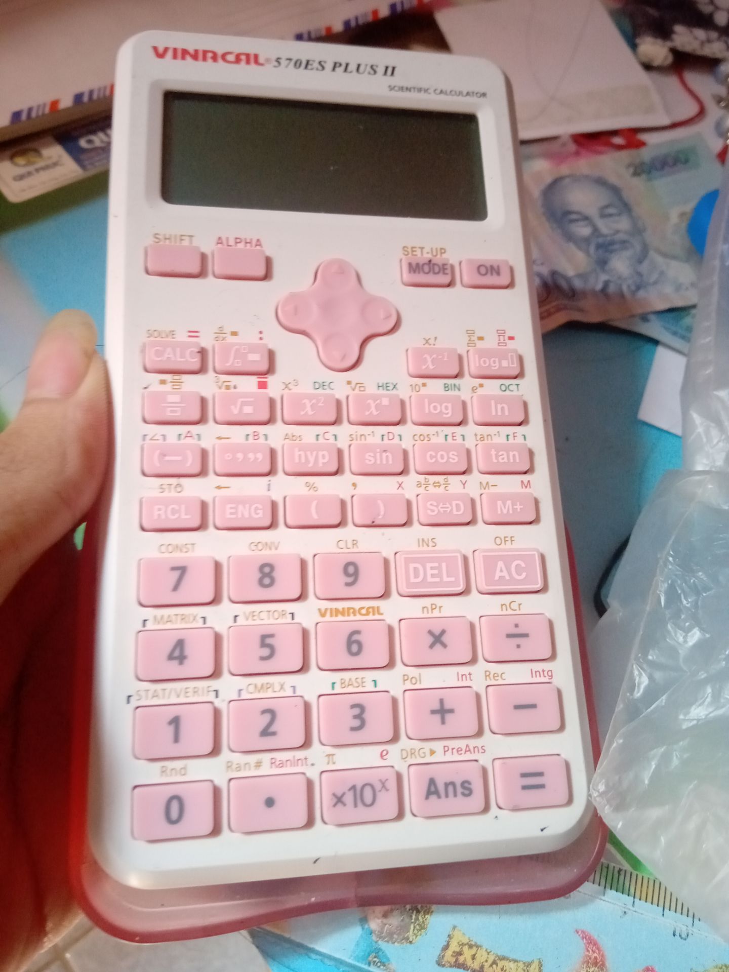 Chiếc máy tính này đã đồng hành cùng mình trong kì thi thpt quốc gia vừa rồi phải nói là quá tuyệt vừi.Cầm vừa tay bấm mượt đặc biệt tốc độ nhanh chỉ sau 580 1 tí giá lại vừa phải