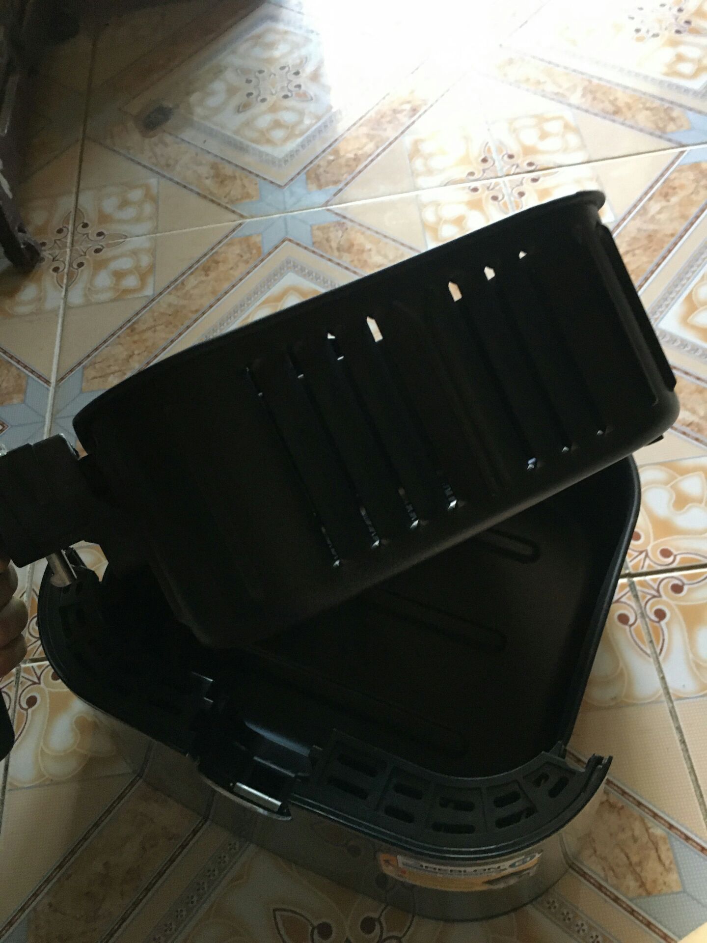 Lần đầu tiên mua hàng ở tiki mà không hài lòng tí nào. Thứ nhất là giao hàng đi xa mà chỉ bọc một lớp nilon bên ngoài vỏ hộp, không có hộp bảo vệ bên ngoài dù giá trị đơn hàng rất cao. Thứ hai là giao hàng quá chậm, trễ 4 ngày dù khu vực mình ở không có dịch bệnh.