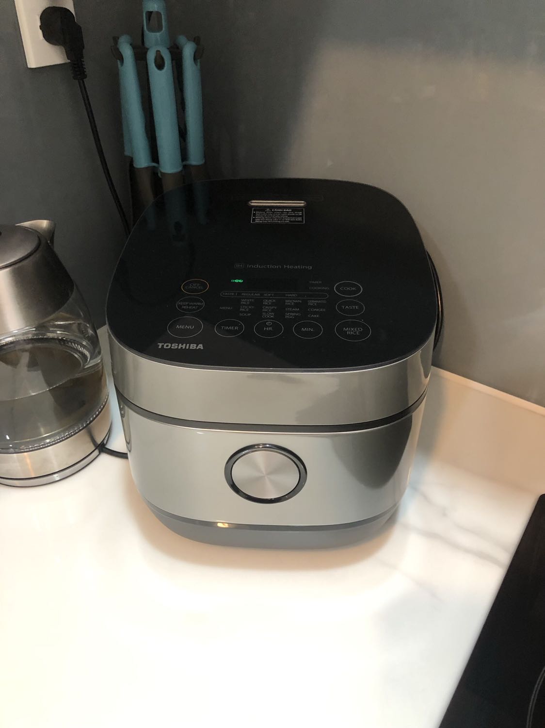 Sản phẩm tốt, giao hàng nhanh. Sản phẩm có kèm sách hướng dẫn bằng tiếng Việt. Nấu nhanh và tiện lợi. Có thể nấu nhiều món khác nhau theo quy trình có sẵn.
Cơm nấu được theo 3 chế độ tuỳ chọn (bình thường, khô, mềm). Khá hài lòng với sản phẩm này.