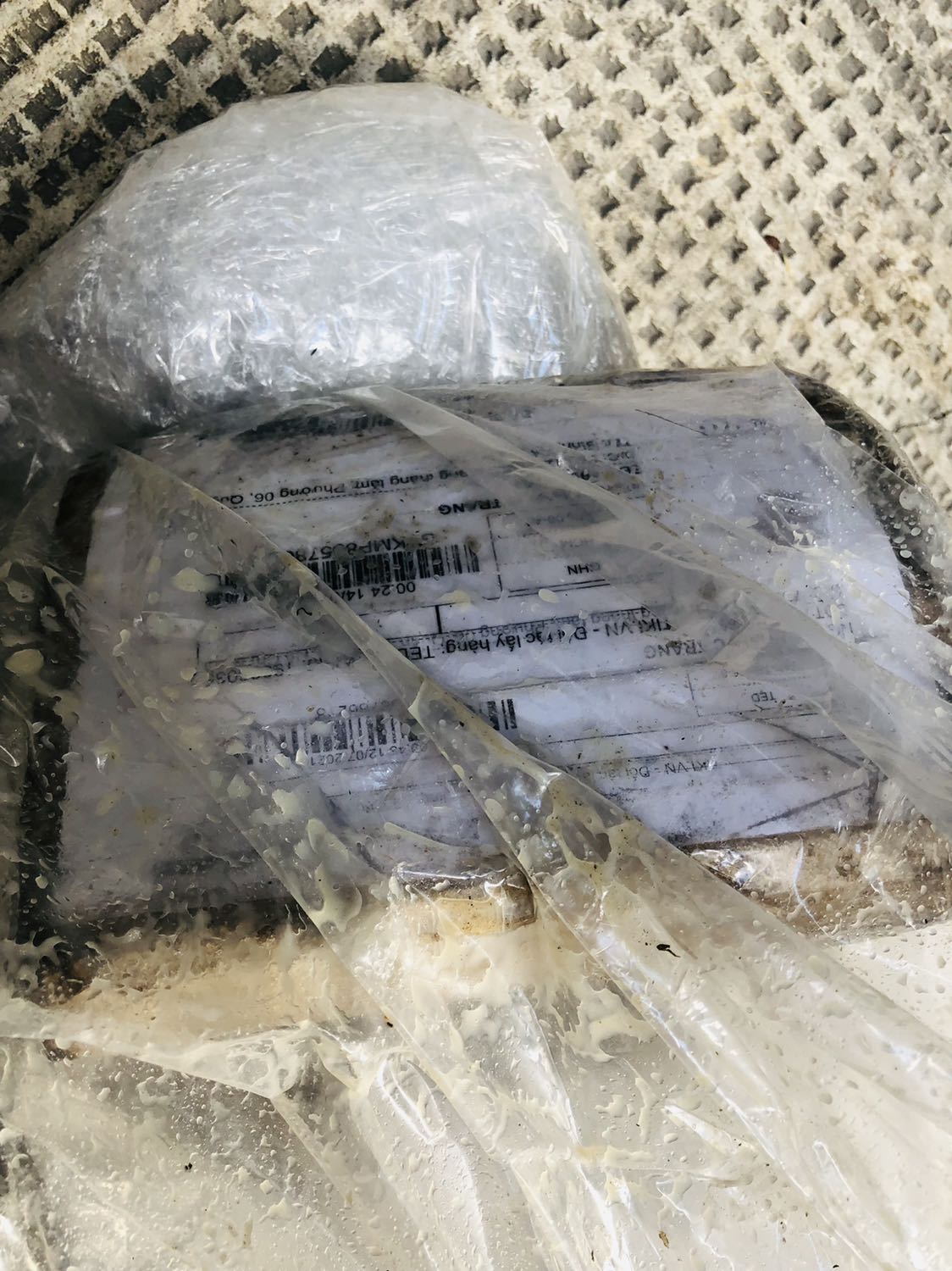 Giao 2h sữa đặc vỡ nát. Hôi thối bên trong. Nhà cung cấp vui lòng cho trả hàng.