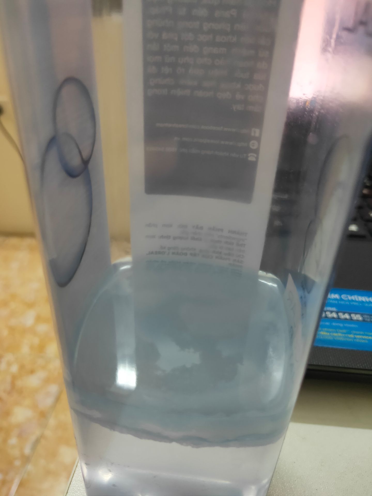 Ban đầu mình dùng sản phẩm thấy rất ổn và hợp túi tiền còn đang định mua lại. Nhưng hôm nay sau khi chai còn 1/3 khi dùng mình để ý thấy ngoài lớp nước và dầu ra trong còn có thêm chút váng màu trắng lơ lửng trong chai, k biết đây là do lỗi sản phẩm hay thế nào (trước đó mình k thấy có hiện tượng như thế này, hạn sử dụng vẫn còn, cũng k phải là bọt đâu nhé mọi người). Rất mong tiki có câu trả lời cho mình yên tâm