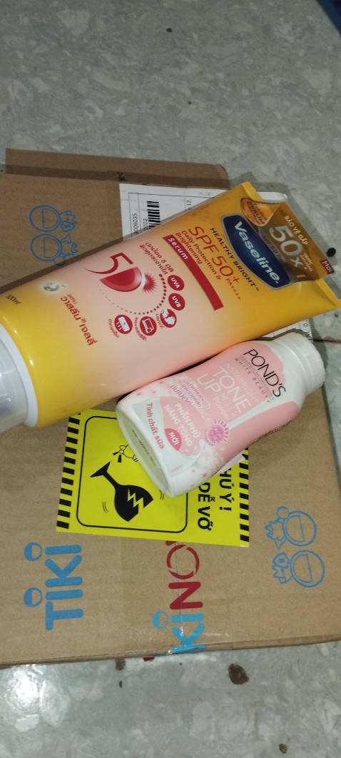 Mùi rất thơm . tem chuẩn. Gói hàng đẹp. Hàng thái. Thơm lắm. Thoa lên rất mịn da. Có kèm quà tặng nữa. Giao hàng trong ngày. Rất nhanh. Cần gấp để chủ nhật này về quê. Cảm ơn shop. Cảm ơn tiki.