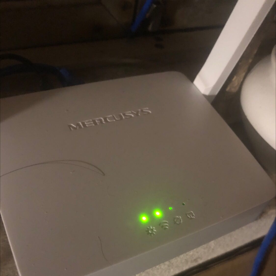 1. Ưu điểm: Phát cực tốt, mạng ổn và nhanh, bảo mật, có tất cả các tiện ích và web riêng
2. Nhược điểm: cực kì khó cái đặt cho người mù công nghệ ( không biết mò trong web thì còn lâu mới dùng đc wifi) 
=way forward: nên thêm hướng dẫn setting web trong hssd 
4 sao thôi nhé ⭐️⭐️⭐️⭐️ suýt tuyệt