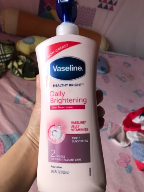 Chai khá lớn, mẫu mới chất kem màu trắng. Không gây kích ứng da. Nhưng da ai bị viêm lỗ chân lông thì nên xem xét. Tone da chưa bật tone chắc do mình đen hihi. Giao hàng nhanh