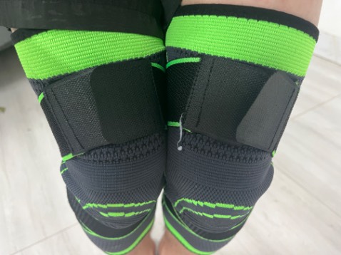 Đeo khá dế chịu, cảm giác đầu gối chắc chắn hơn. Tuy nhiên điểm trừ là: phần lông dùng để dán dây quấn nhỏ nên khi dán 2 dầu dây vào không đủ chỗ; nếu không để ý thì phần móc dính sẽ dính vào vải lúc bóc ra sẽ bị sù hết. Cần cải tiến sản phẩm thay móc dính bằng khoá chốt dây