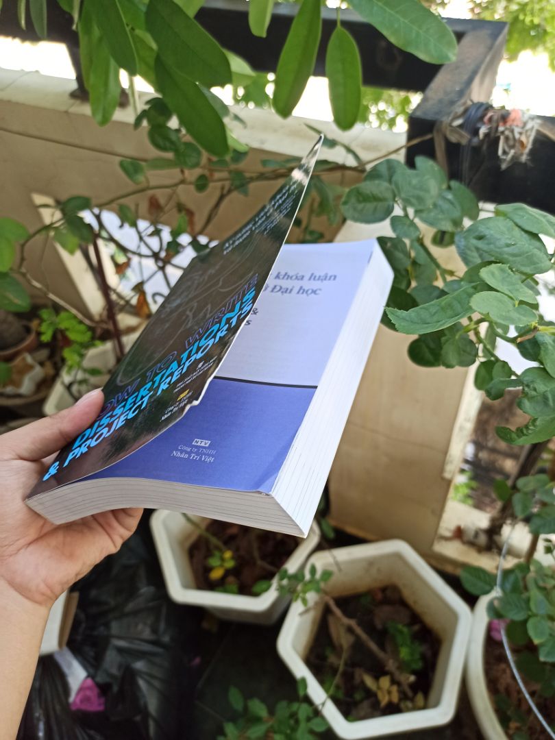 đóng gói quá sơ sài , chỉ bỏ quyển sách vào hộp giấy r mang đi giao mà giá ship lấy tận 40k. quyển sách không có cả bọc nilon để bọc chứ chưa nói đến quấn chống sốc nên sách giáo đến bị quăn góc. Quá thất vọng với lần mua này